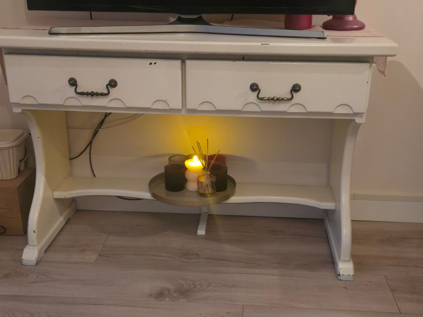 Klassieke brocante sidetable van hout • crème, Gebruikt, Romantisch, Minder dan 100 cm, Met lade(s)