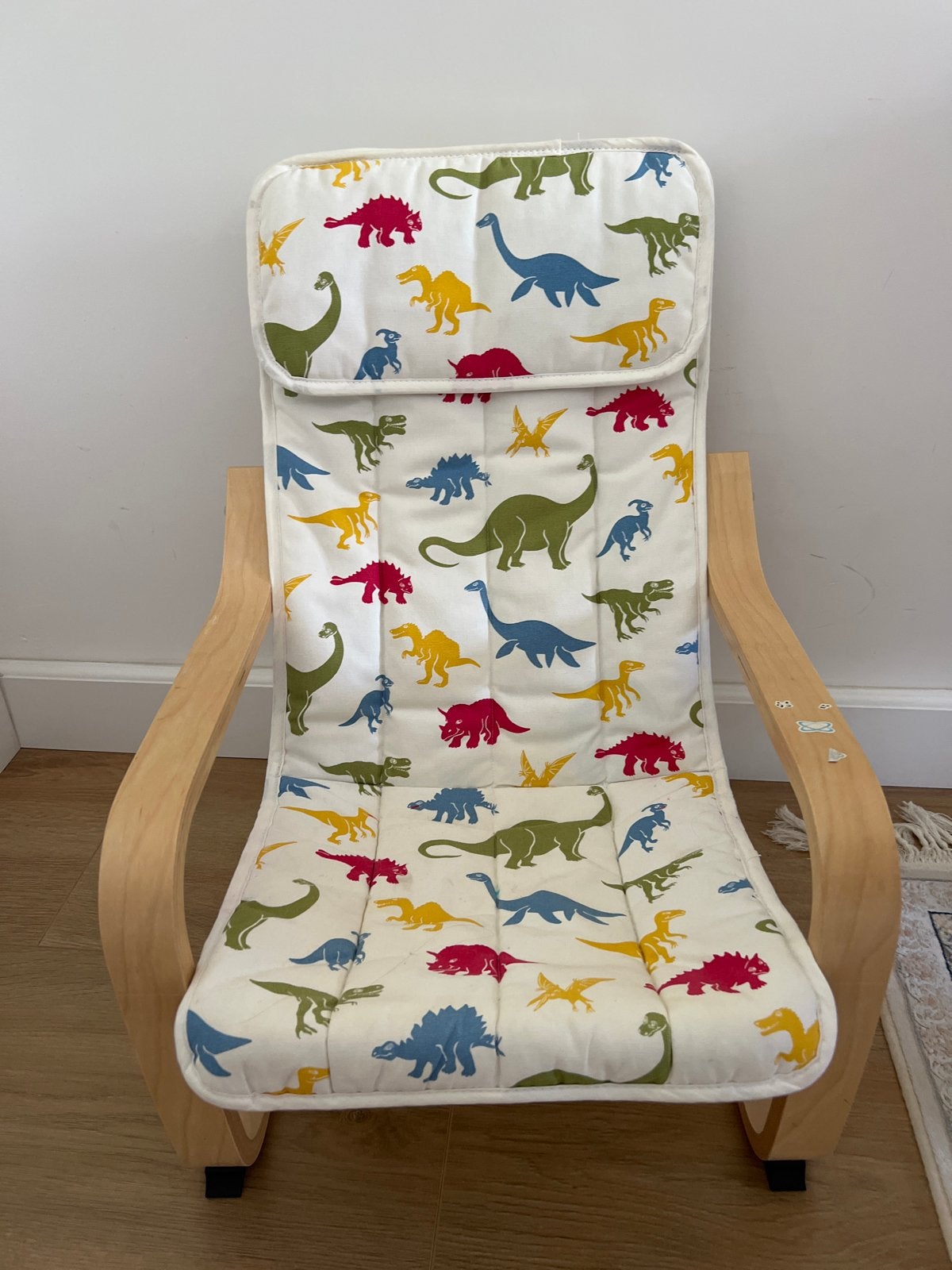 IKEA POÄNG kinderfauteuil met dinosaurusprint, Kinderen en Baby's, Ophalen, Zo goed als nieuw, Stoel(en)
