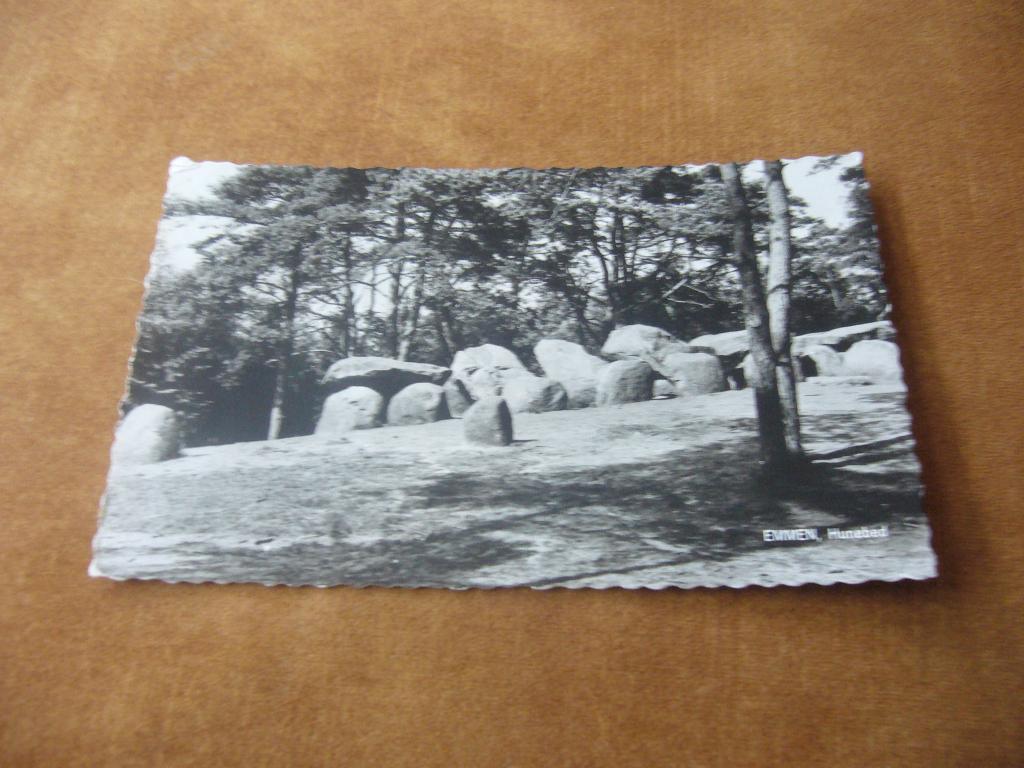 EMMEN  =  HUNEBED, Verzamelen, Ansichtkaarten | Nederland, Ophalen of Verzenden, 1940 tot 1960, Gelopen, Drenthe
