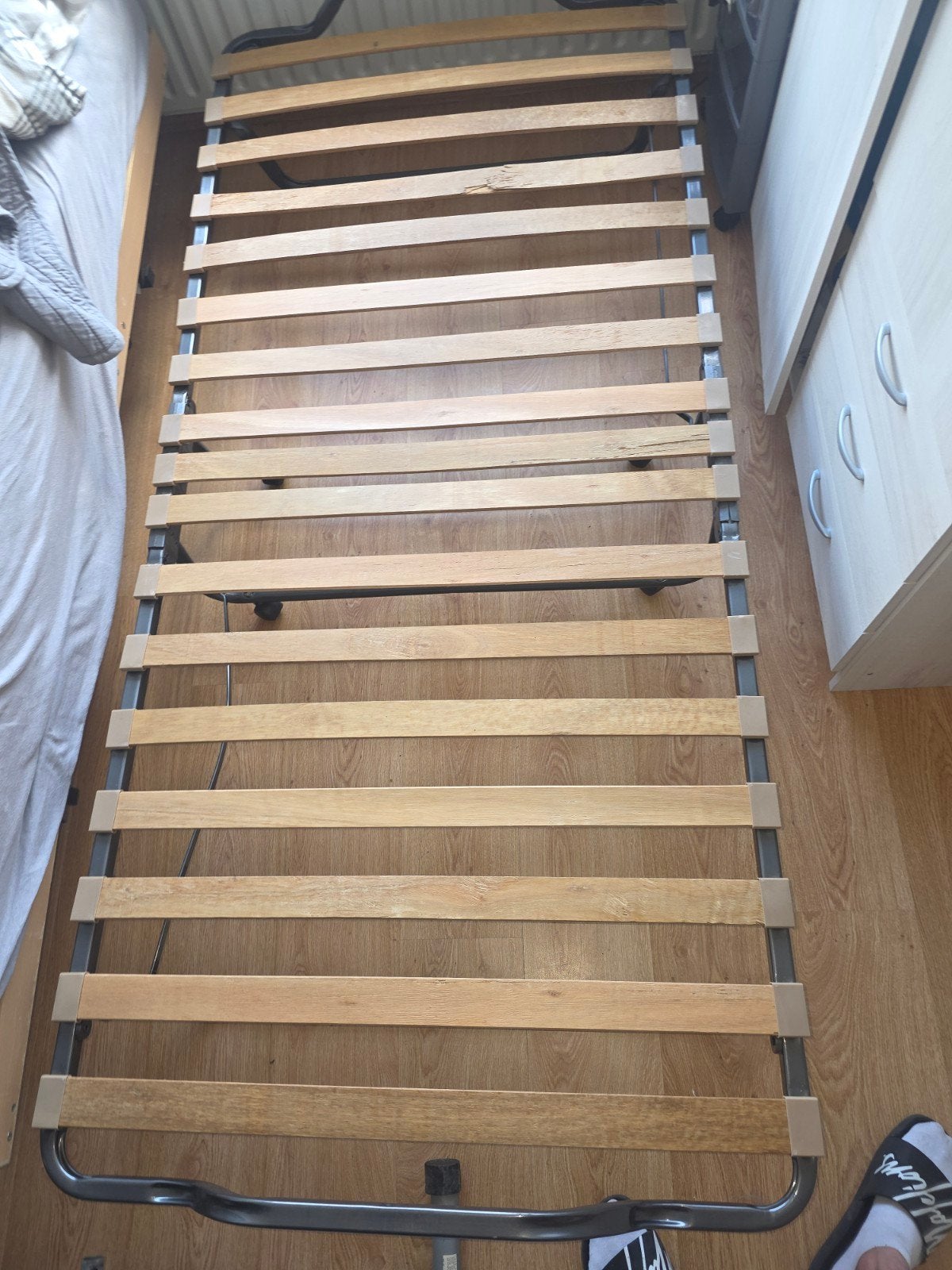 Opklapbaar logeerbed met matras, Huis en Inrichting, Gebruikt, Eenpersoons, Praktisch en functioneel, Ophalen of Verzenden