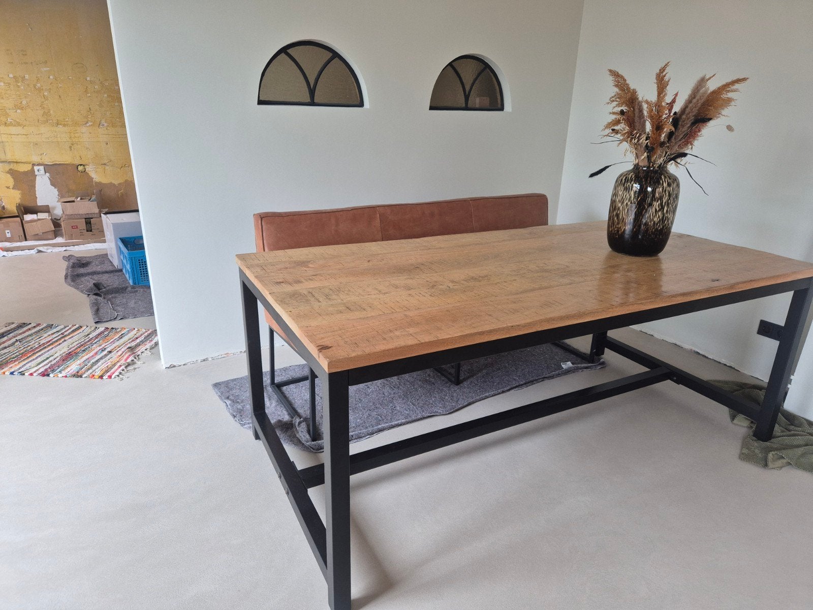Eettafel set, mangohout tafel, leren bank en stoelen, Ophalen, 25 tot 50 cm, Rechthoekig, 200 cm of meer