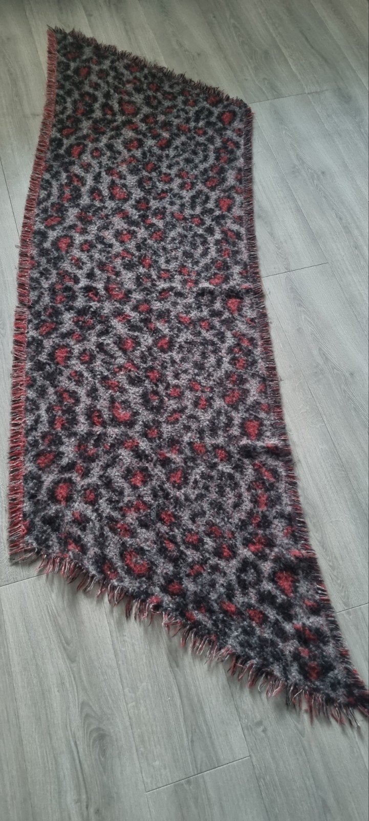 Rood / zwart/ grijs grote warme sjaal, Ophalen of Verzenden, Zo goed als nieuw, Maat 46/48 (XL) of groter, Sjaal