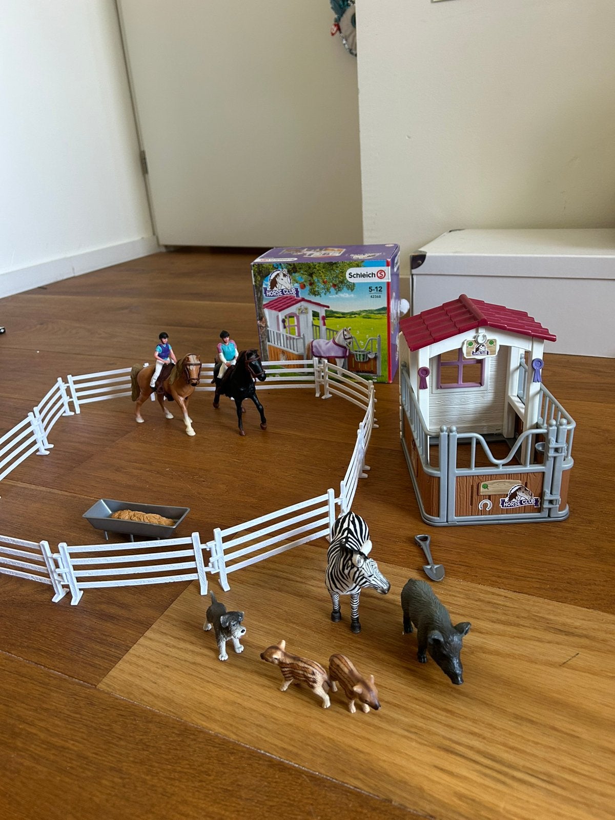 4 x Schleich dieren + schleich stal, Ophalen of Verzenden, Zo goed als nieuw, Paard, Beeldje of Figuurtje