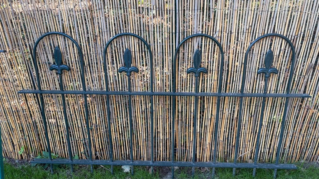Sierhekwerk met poortje en palen - circa 7 meter, Ophalen, Met poort, Gebruikt, Sierhekwerk