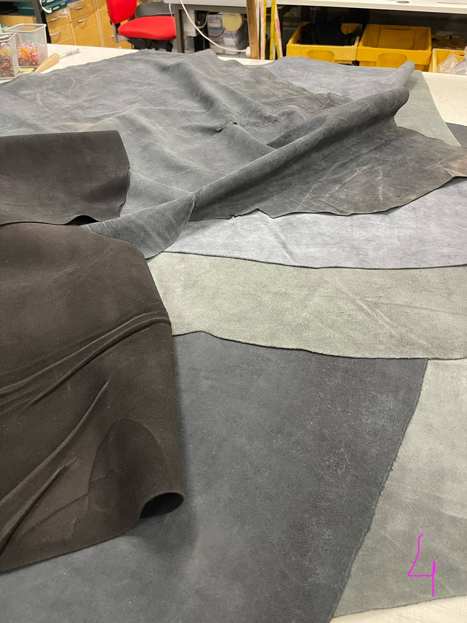 Suede leer in grijstinten - ca. 10 m² / 10 kg - nr4, Leer of Kunstleer, Ophalen of Verzenden, Zo goed als nieuw, 30 tot 120 cm