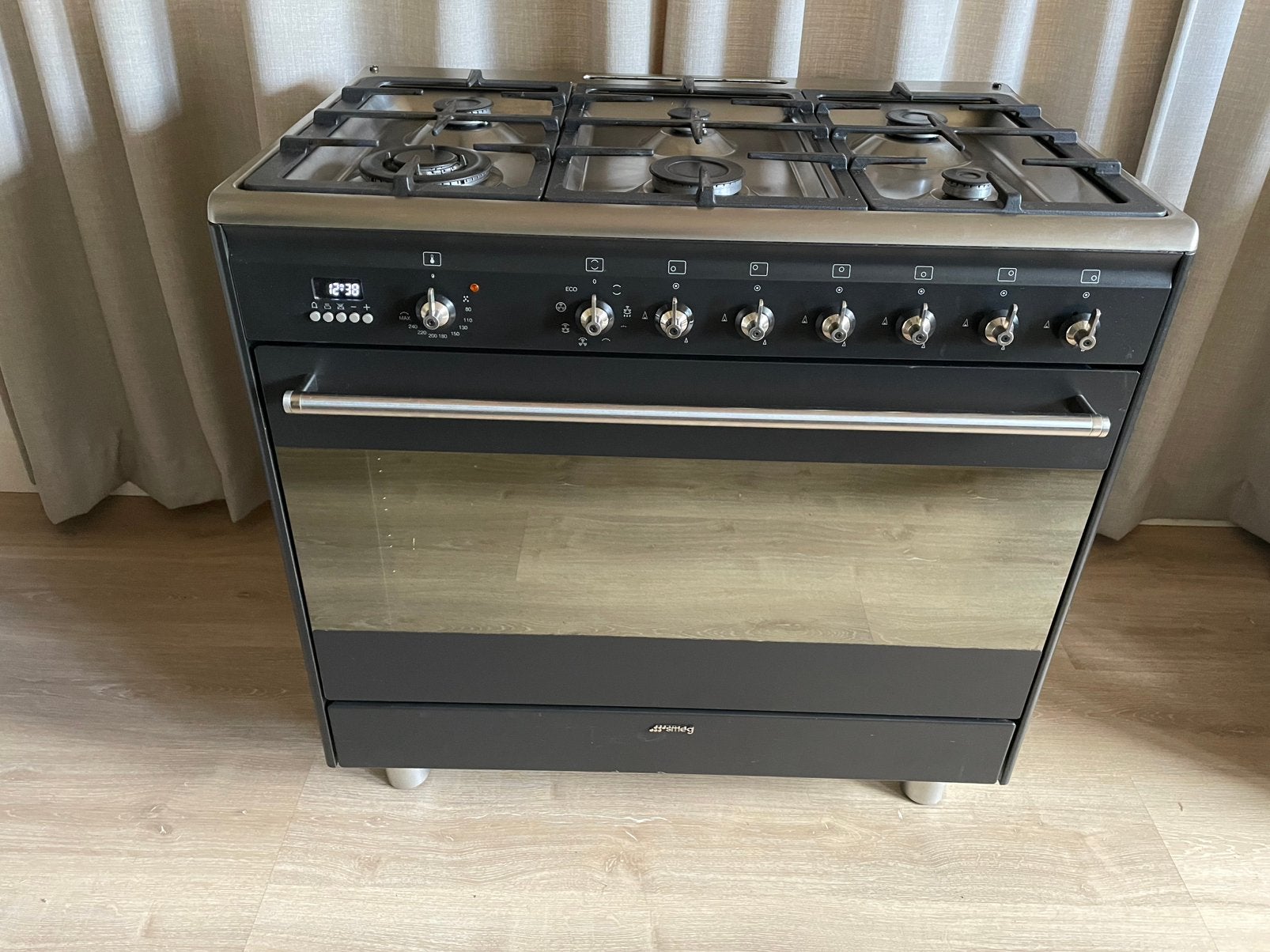 Smeg fornuis 6 pits heteluchtoven 90 cm matzwart zgan, Ophalen, 60 cm of meer, Zo goed als nieuw, Gas