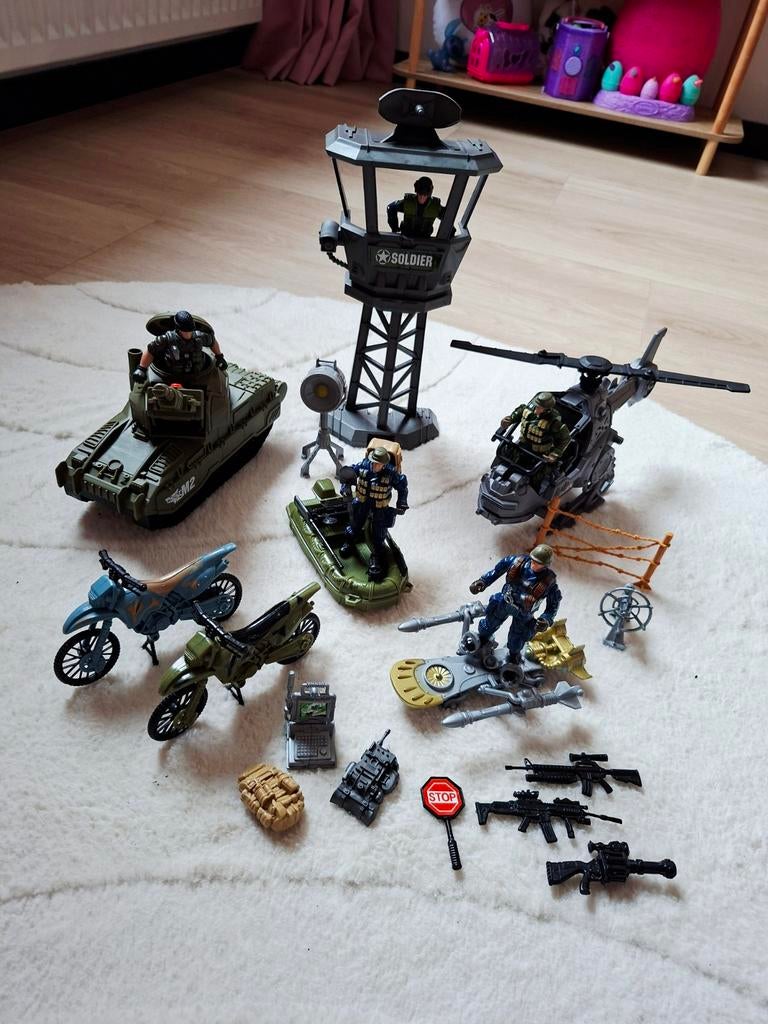 Partij leger poppetjes met accessoires, Kinderen en Baby's, Speelgoed | Actiefiguren, Ophalen of Verzenden, Zo goed als nieuw