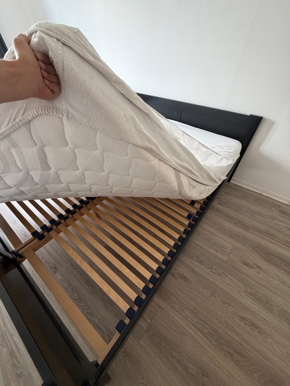 Bed met matras van JYSK, 10 maanden oud, Ophalen, Zwart, Tweepersoons, 140 cm