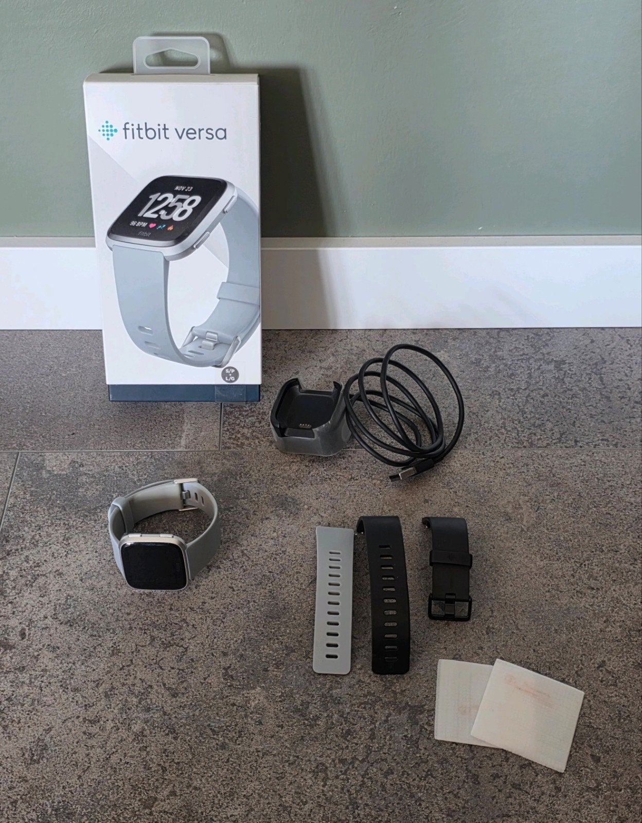 Fitbit Versa smartwatch sport horloge zilver met accessoires, Ophalen of Verzenden, Gebruikt, Zilver