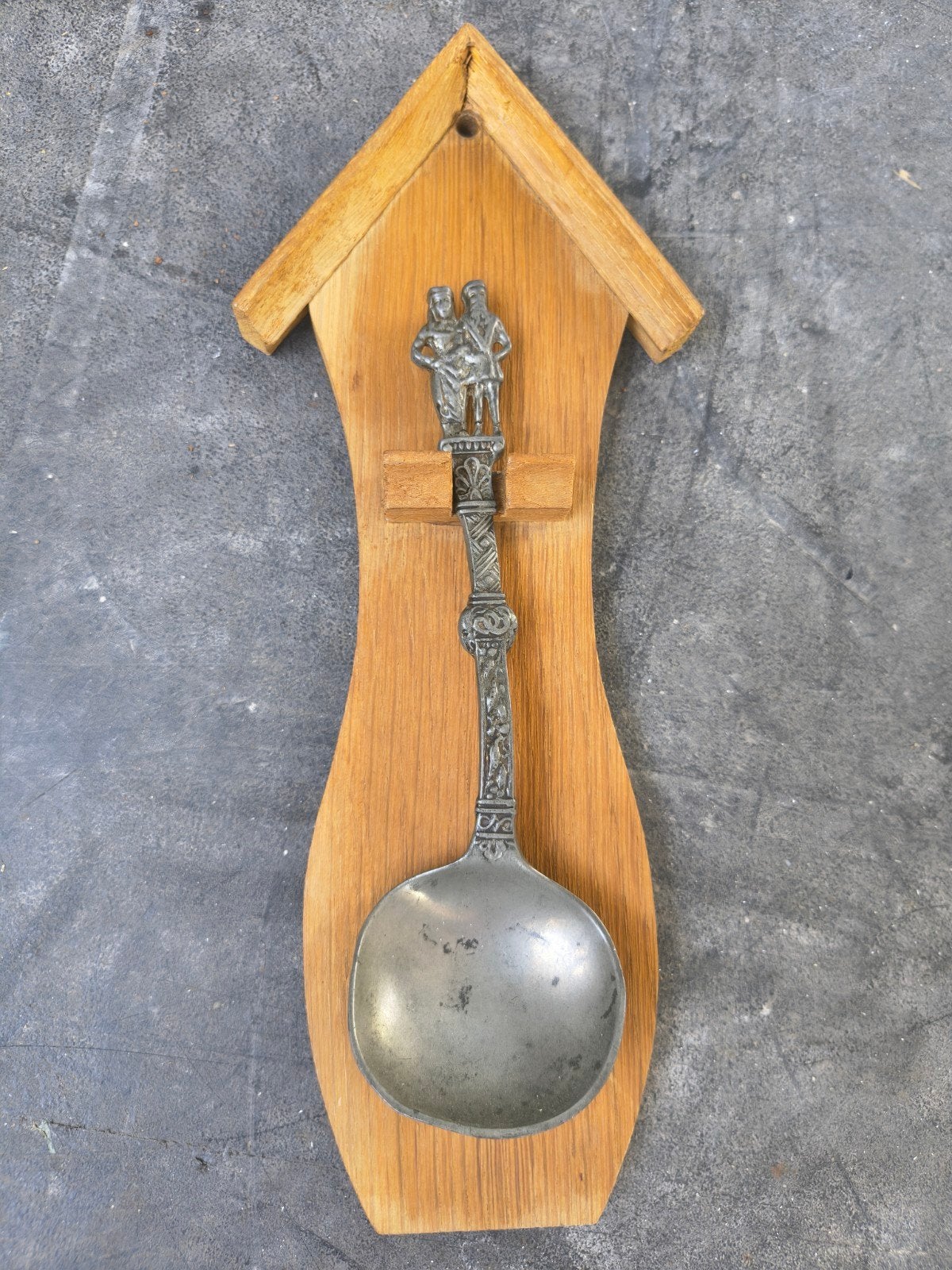 Vintage tinnen lepel op houten wandbord - beschadigd, Ophalen of Verzenden