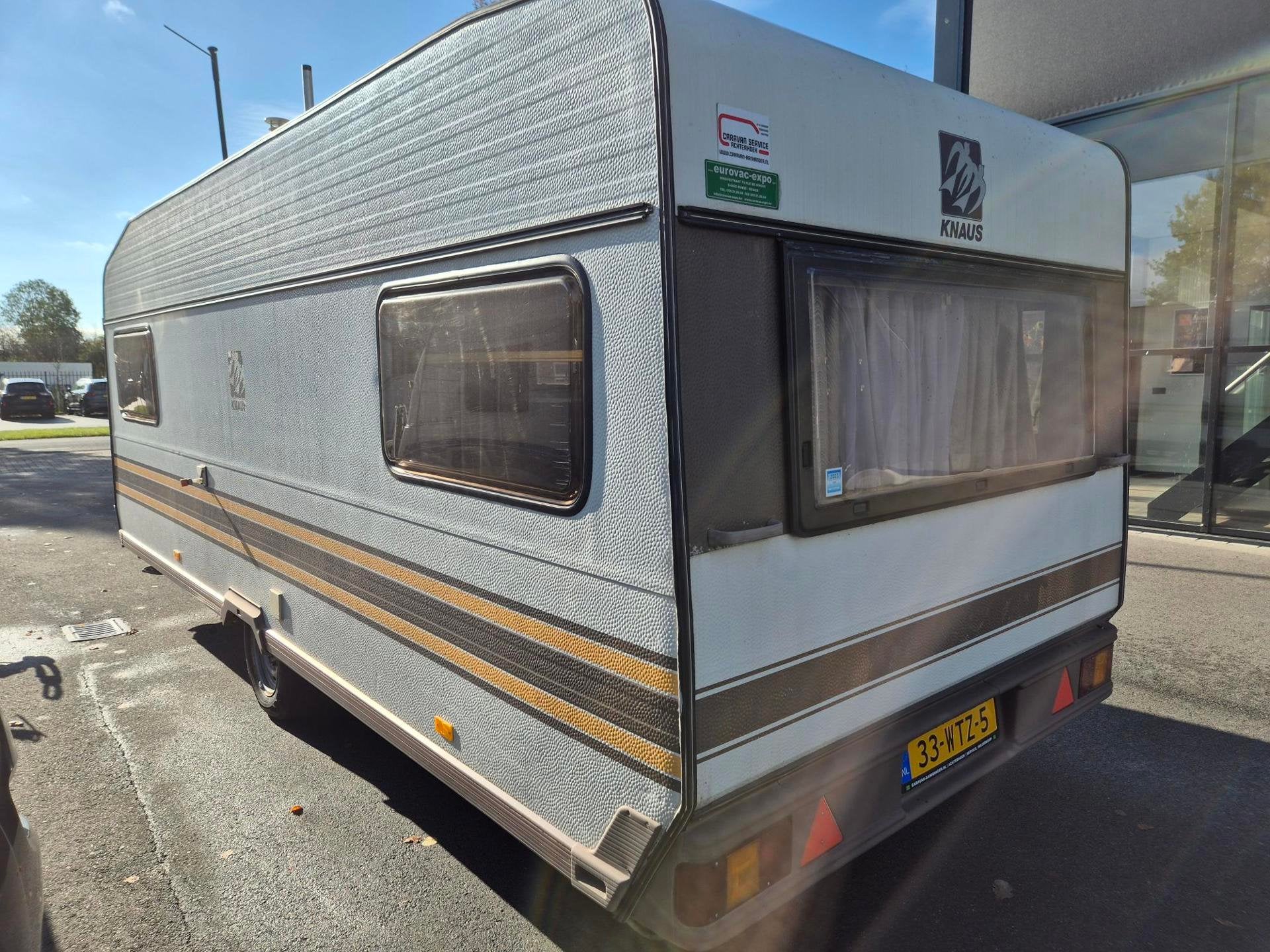 Knaus AZUR 530 + Voortent, erg nette & droge budget caravan, Rondzit, Omvormer of Lader, Bedrijf, 750 - 1000 kg