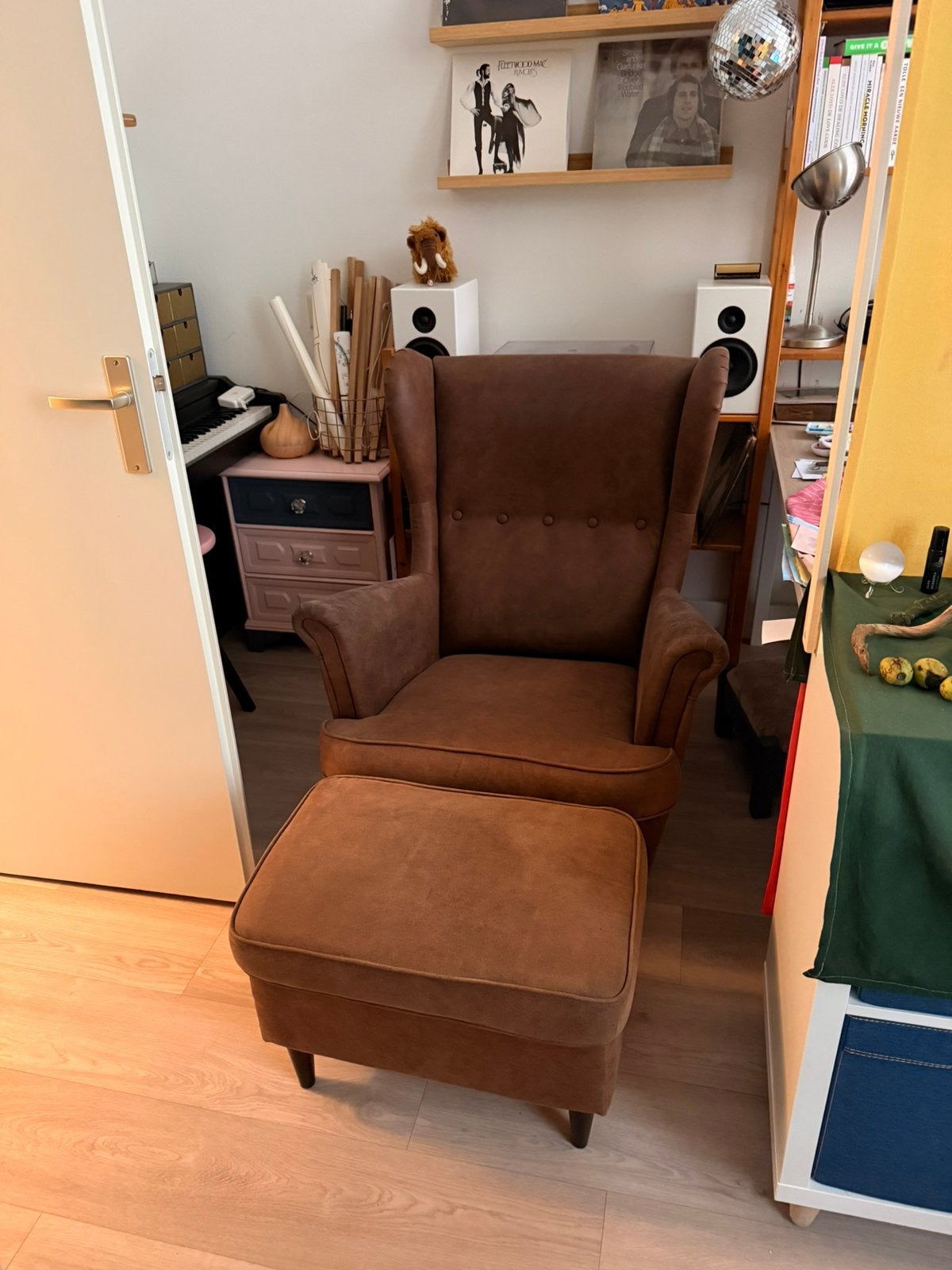 Ikea Strandmon fauteuil en voetenbankje, Huis en Inrichting, Fauteuils, Ophalen, Overige materialen, Gebruikt, 75 tot 100 cm