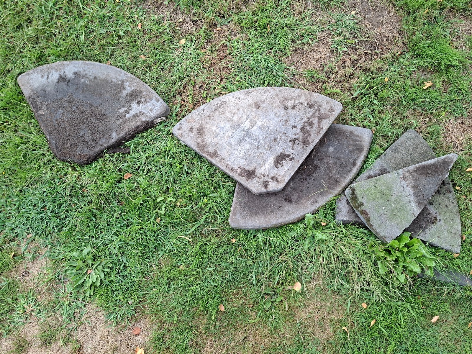 Gratis: 4 stevige parasoltegels (1 gebroken, wel bruikbaar), Tuin en Terras, Parasols, Ophalen, Gebruikt, Parasolvoet