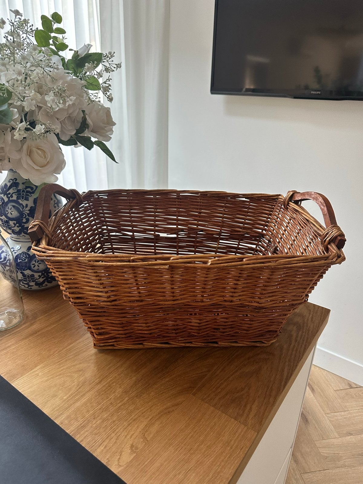 Grote rotan mand met houten handvaten, Gebruikt, Mand, Ophalen of Verzenden, Riet
