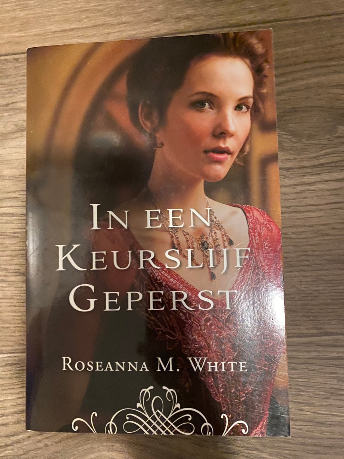 In een Keurslijf geperst. Roseanna M. White, Ophalen of Verzenden, Nieuw