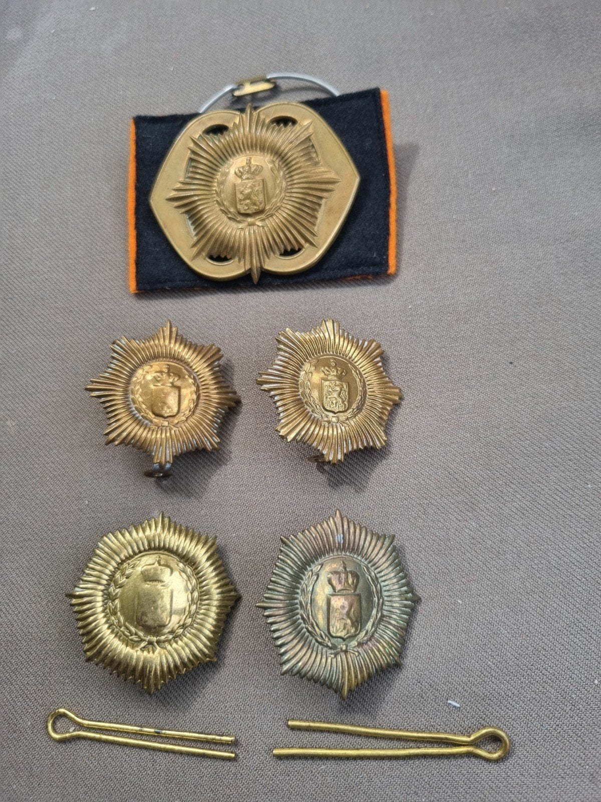 baret en schouderemblemen Regiment van Heutsz (oogjes), Ophalen of Verzenden, Landmacht, Nederland, Embleem of Badge