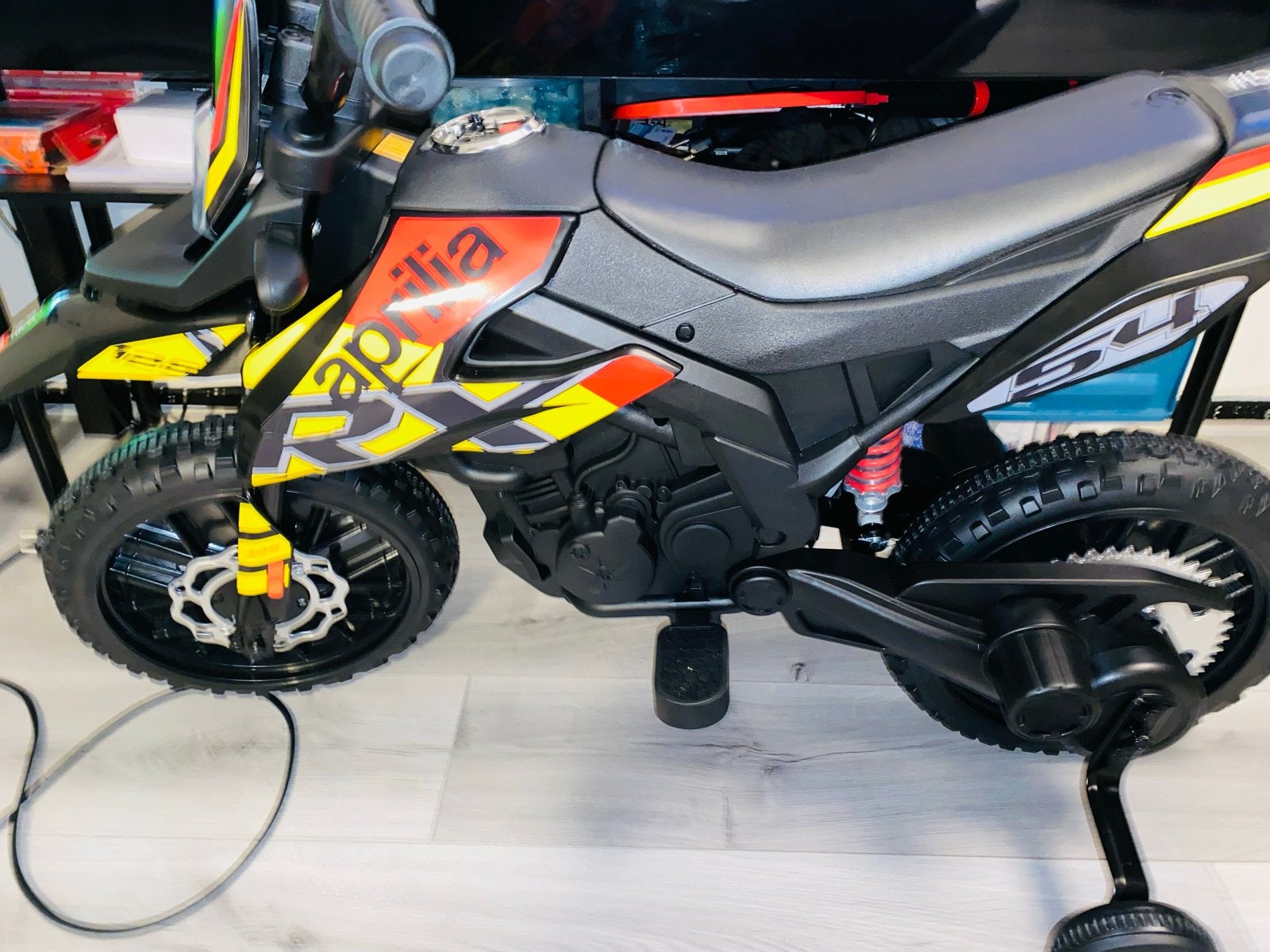 Elektrische Kindermotor Aprilia RX met zijwieltjes, Ophalen, Nieuw, Overige typen