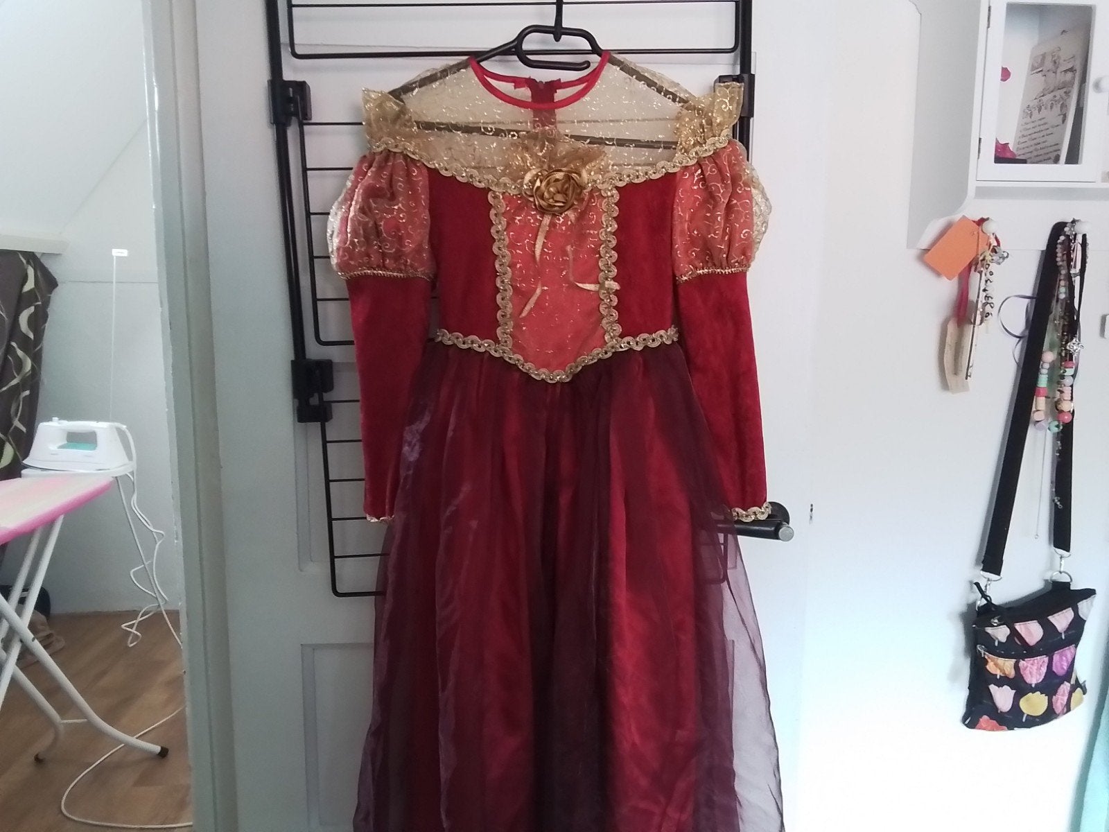 Prinsessenjurk rood goud maat 134/140, Ophalen of Verzenden, Zo goed als nieuw, Meisje, Jurk of Rok