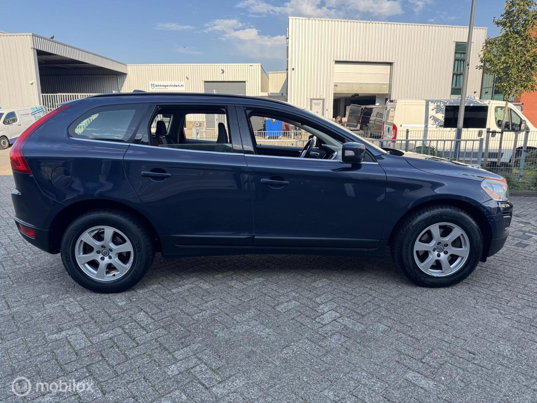 Volvo XC60 2.0 D3/XENON/AIRCO/PDC/TREKHAAK/LM VELGEN/NAP/, Auto's, Voorwielaandrijving, Euro 5, 1624 kg, Gebruikt