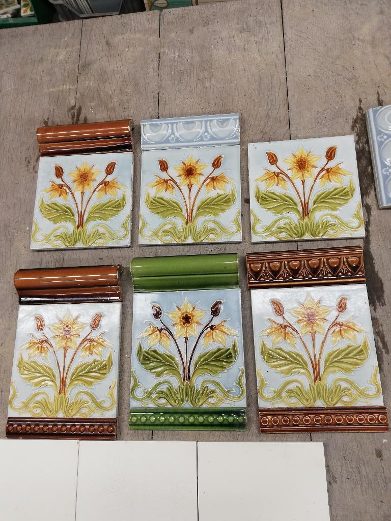 60 art nouveau cremewitte wandtegels met bloem in relief, Ophalen