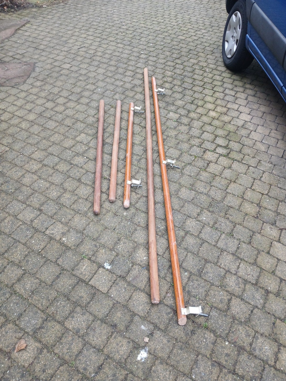 Meedere bruine houten trapleuningen, Ophalen