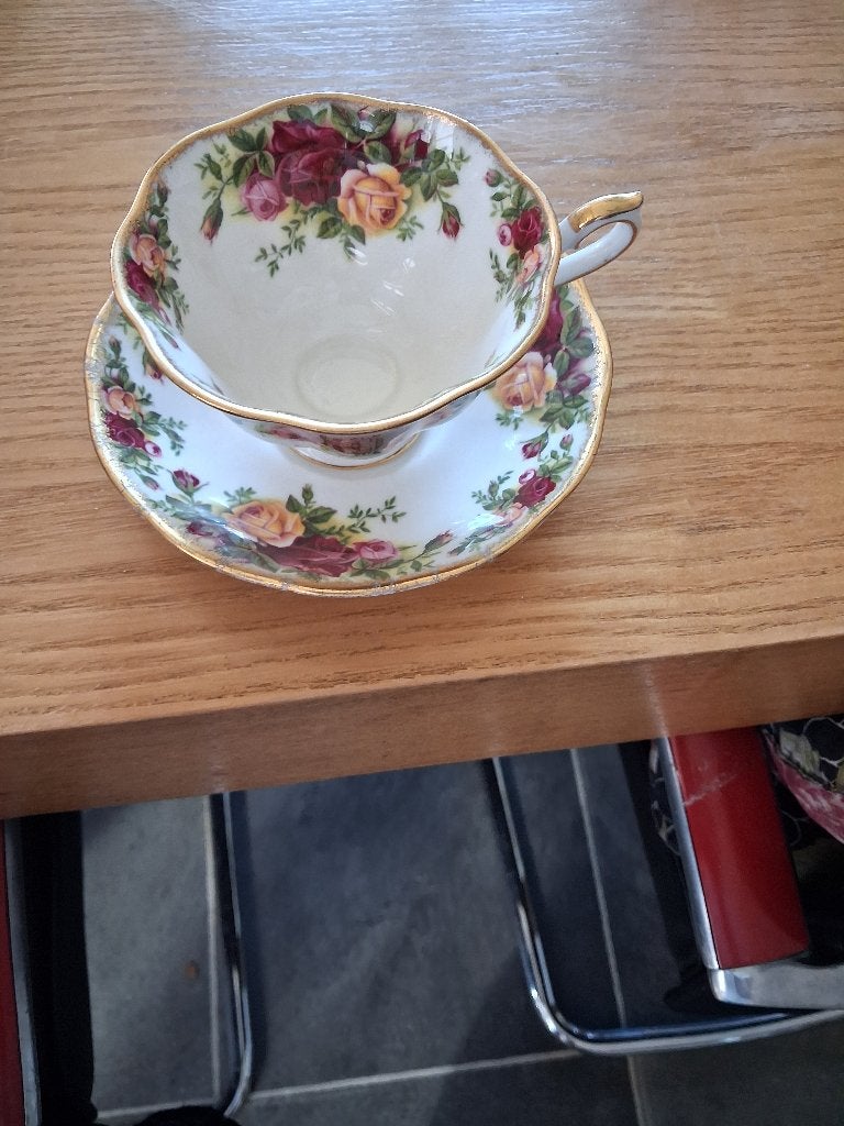 Royal Albert Old Country Roses Kop en Schotel, Huis en Inrichting, Keuken | Servies, Ophalen, Klassiek, Zo goed als nieuw, Kop(pen) en/of Schotel(s)