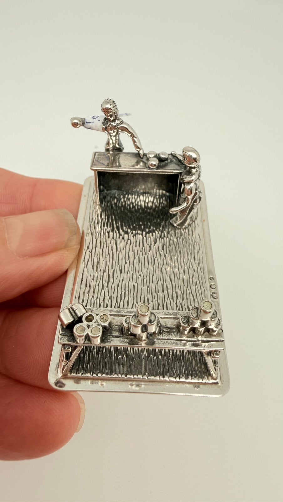 Zilveren miniatuur: blikken omgooien met de bal., Verzenden, Zilver