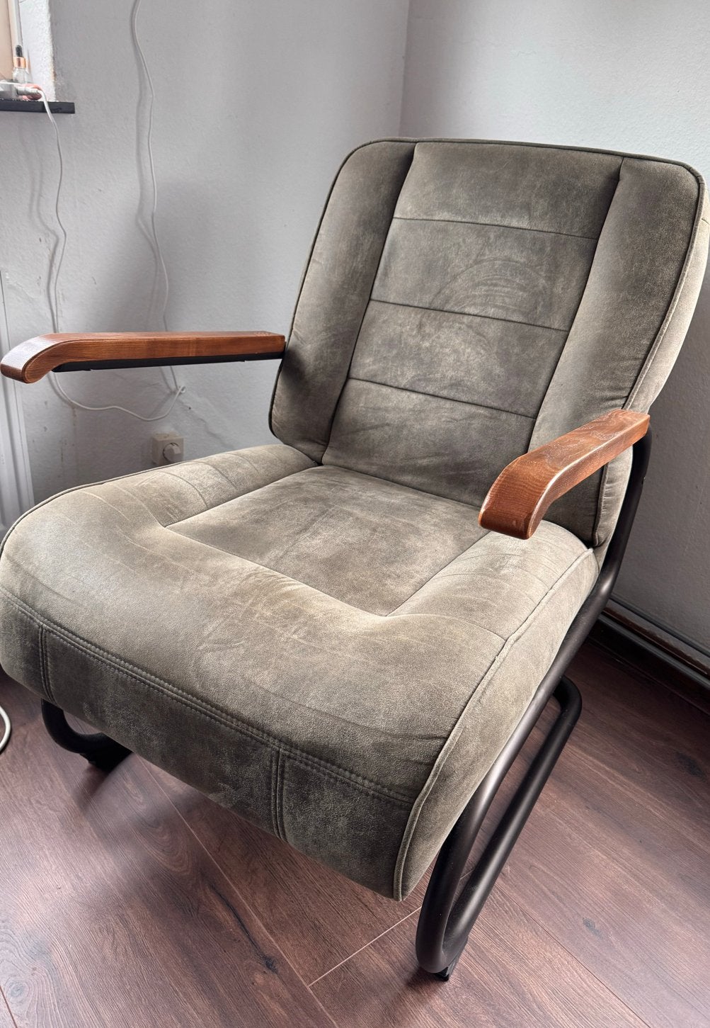 Groene fauteuil met houten armleuningen, Huis en Inrichting, Fauteuils, Ophalen, 75 tot 100 cm, Zo goed als nieuw, 50 tot 75 cm