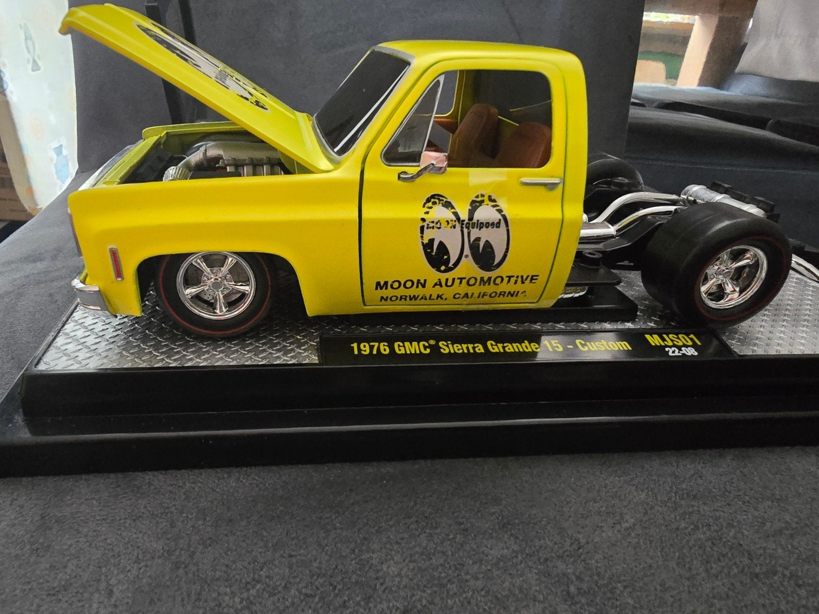 GMC Sierra Grande 15 Custom "Mooneyes" M2 1:24, Hobby en Vrije tijd, Modelauto's | 1:24, Overige merken, Christian@diecastcompany.nl