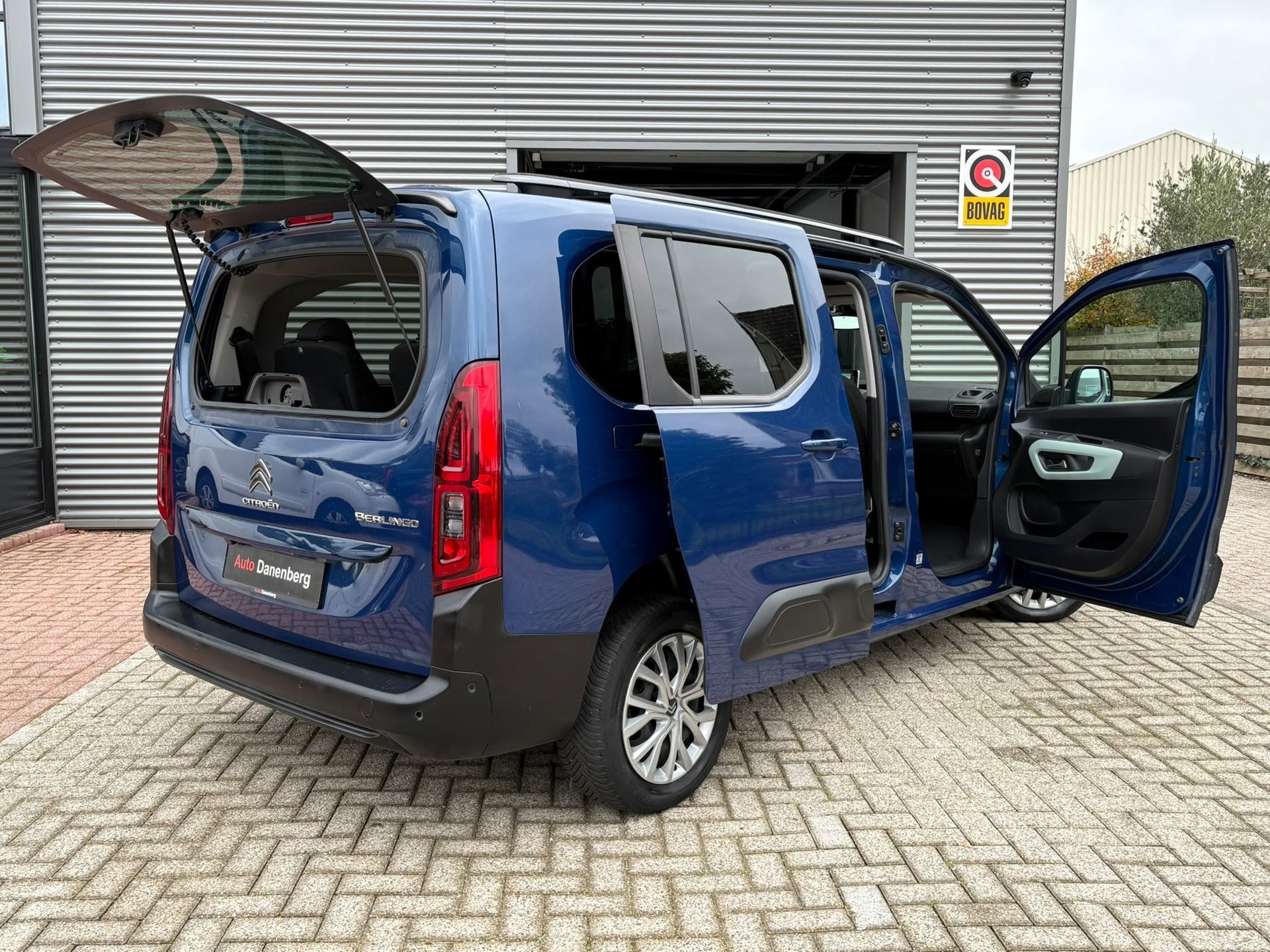 Citroen Berlingo 1.2 PureTech Shine AUTOMAAT,7-PERSOONS, vol, Auto's, Dealer onderhouden, Zwart, 1199 cc, Blauw