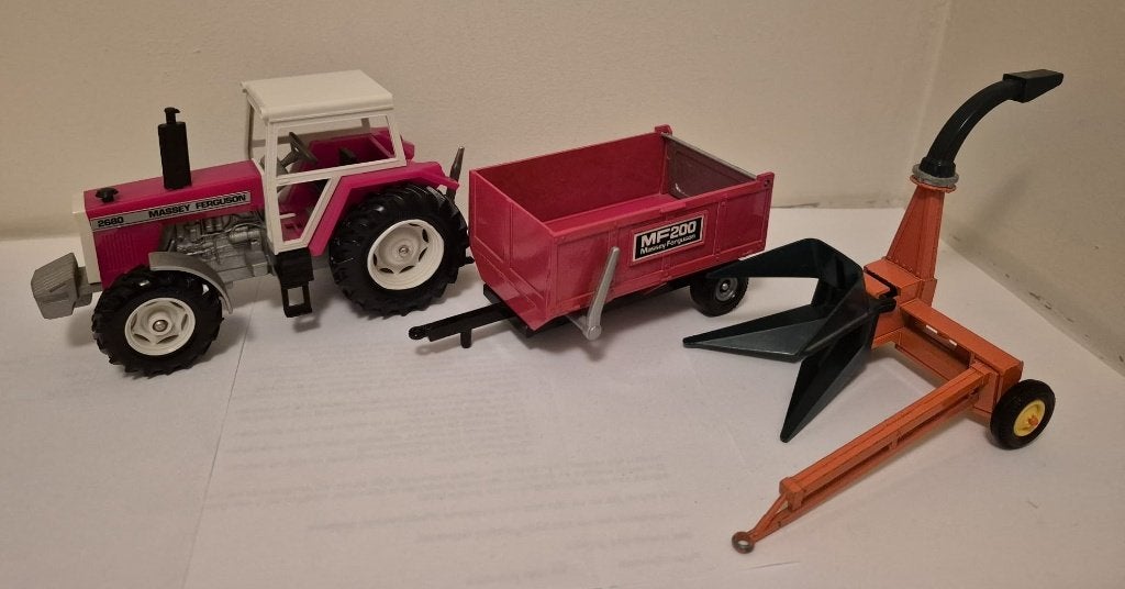 Britains MF 2680 + MF Kipper + Hakselaar, Ophalen of Verzenden, Zo goed als nieuw, Tractor of Landbouw, Overige merken