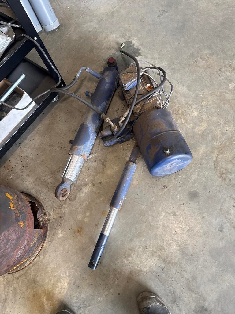 Hydraulische cilinder met pomp, Ophalen