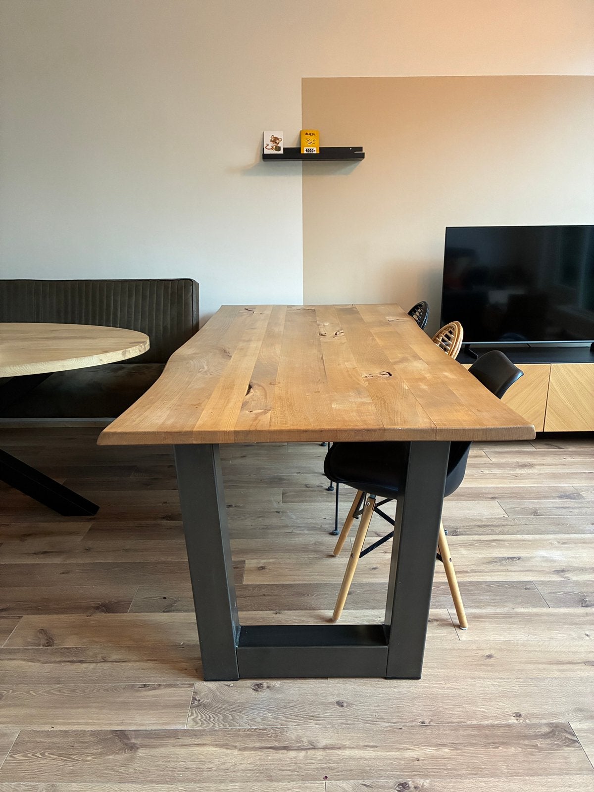 Foto 5 van Robuuste eikenhouten eettafel