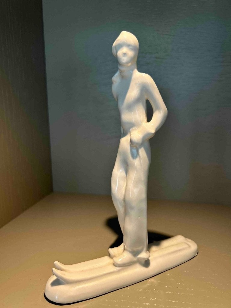 Etha Lempke “vrouw op ski’s “, Antiek en Kunst, Antiek | Keramiek en Aardewerk, Ophalen of Verzenden