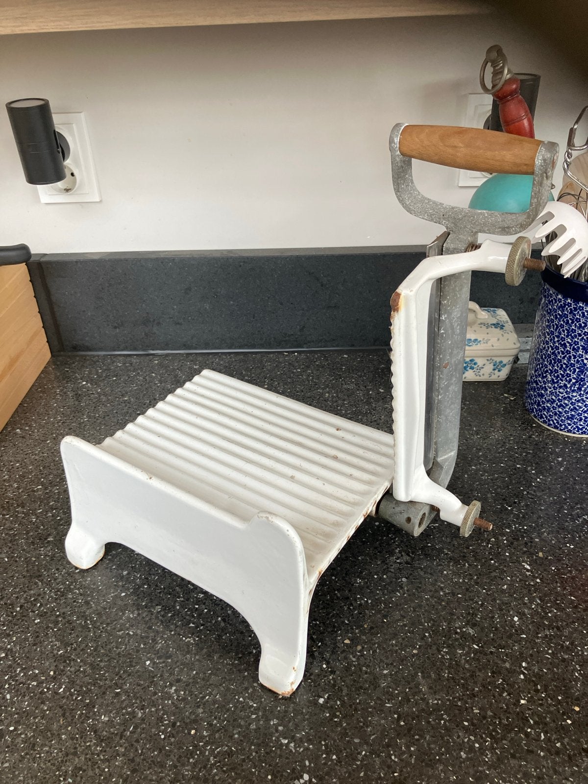 Vintage Kaas hakker snijder - Wit emaille met houten handvat, Ophalen