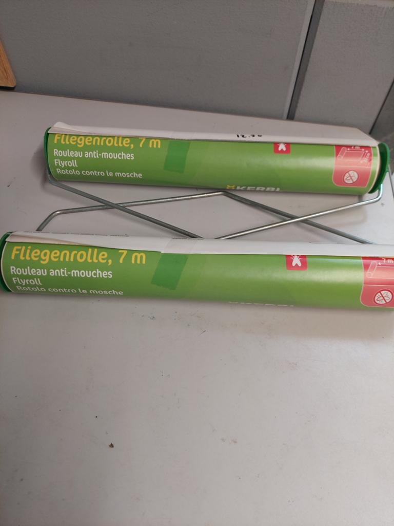 Vliegenrol vliegenplakrol, Overige soorten