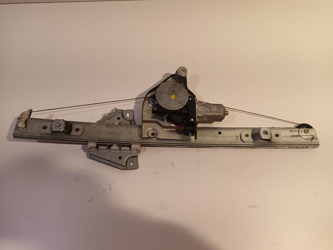 Raammechaniek elektrisch rechts achter Suzuki Grand Vitara, Onderdelen@venauto.nl, Van der Ven Autorecycling B.V., Gebruikt, Ettenseweg 76, 4706 PB Roosendaal, The Netherlands