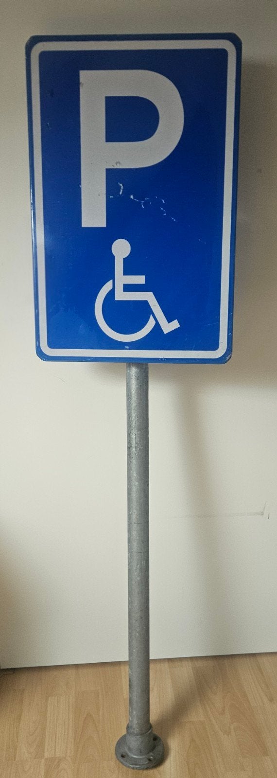 Verkeersbord parkeerplaats voor invaliden met paal

Verkeers, Ophalen