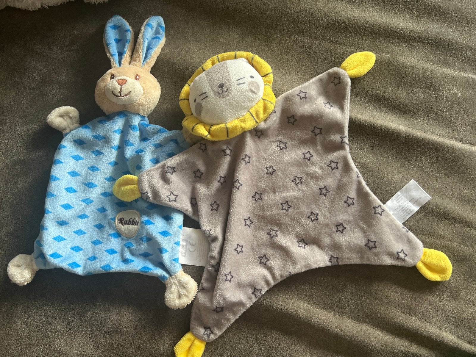 Knuffeldoekjes: Leeuw (rammelaar) en Konijn, Ophalen of Verzenden, Gebruikt, Rammelaar, Met geluid