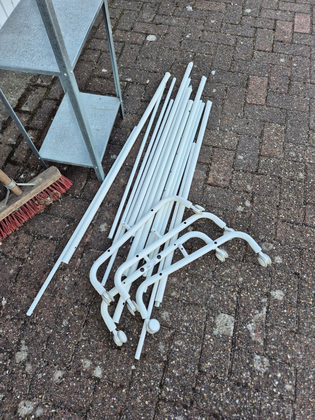 2 Verrijdbare Kledingrekken - Wit, Ophalen, Met wielen, Gebruikt