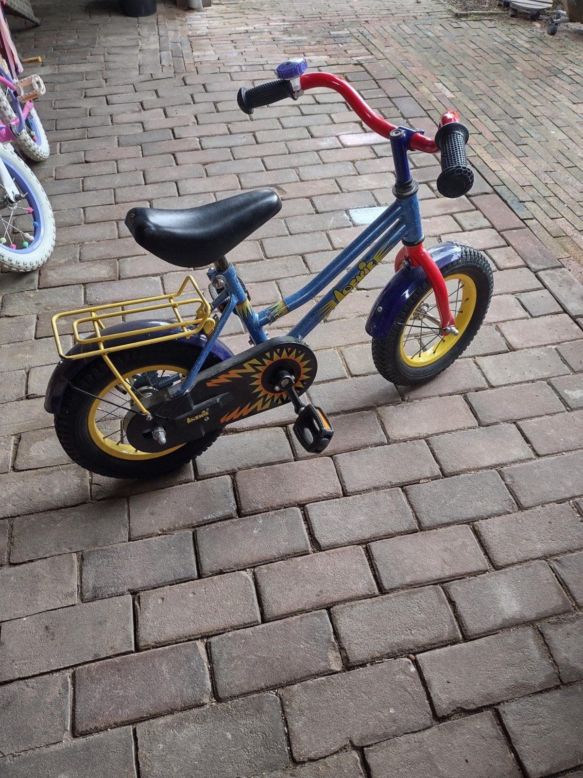 Leuke Loekie kinderfiets met zijwieltjes, Fietsen en Brommers, Fietsen | Kinderfietsjes, Ophalen, Gebruikt, Minder dan 16 inch