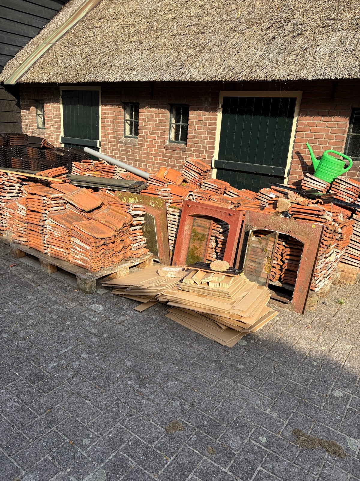Tuille dakpannen, kruispannen, nokvorsten en stalramen, Ophalen, Gebruikt, Steen of Klei, 15 m² of meer