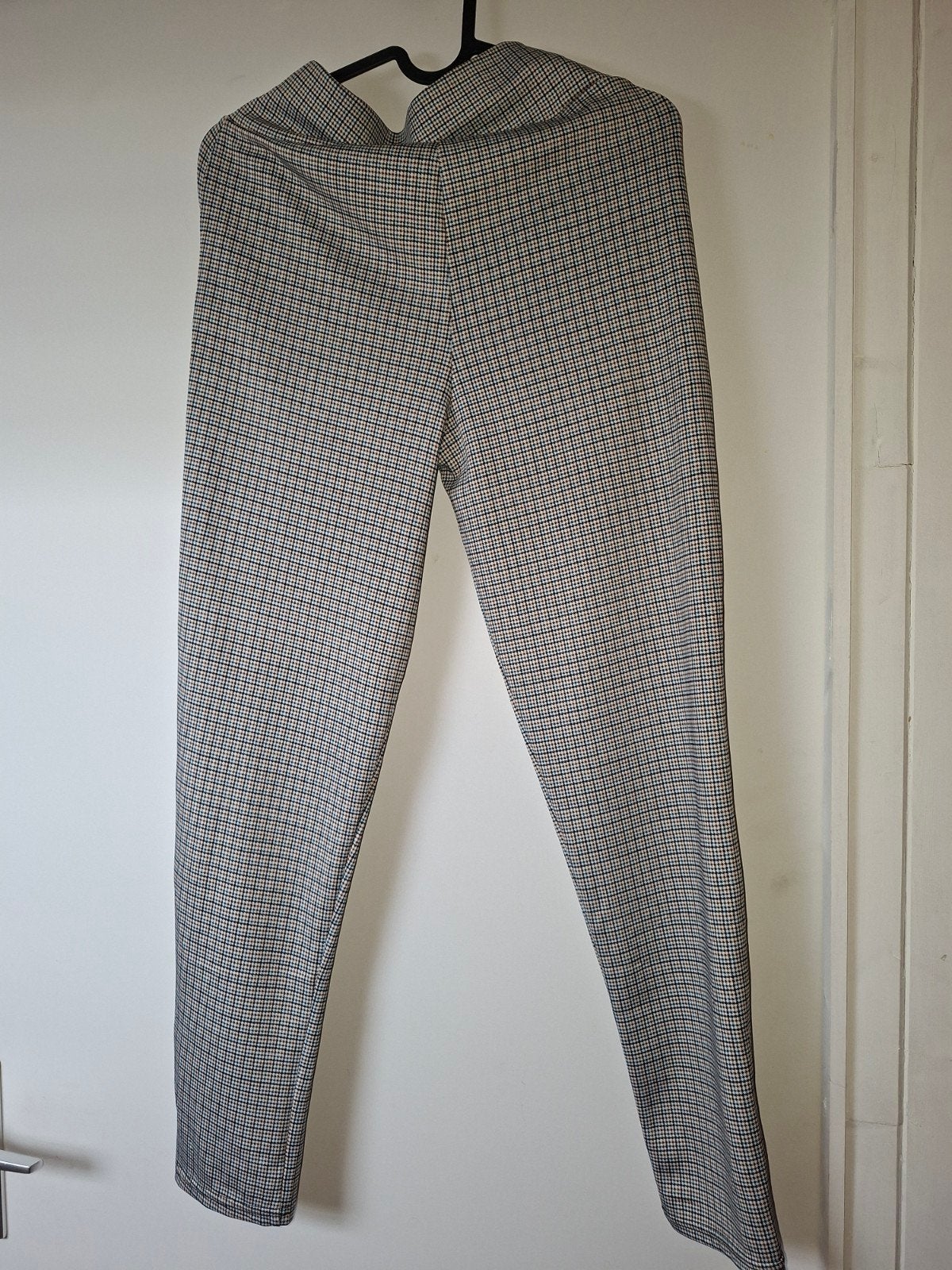 Nette geruite broek met knoopdetails - Maat M/L, Kleding | Dames, Zo goed als nieuw, Ophalen, Maat 38/40 (M), Grijs