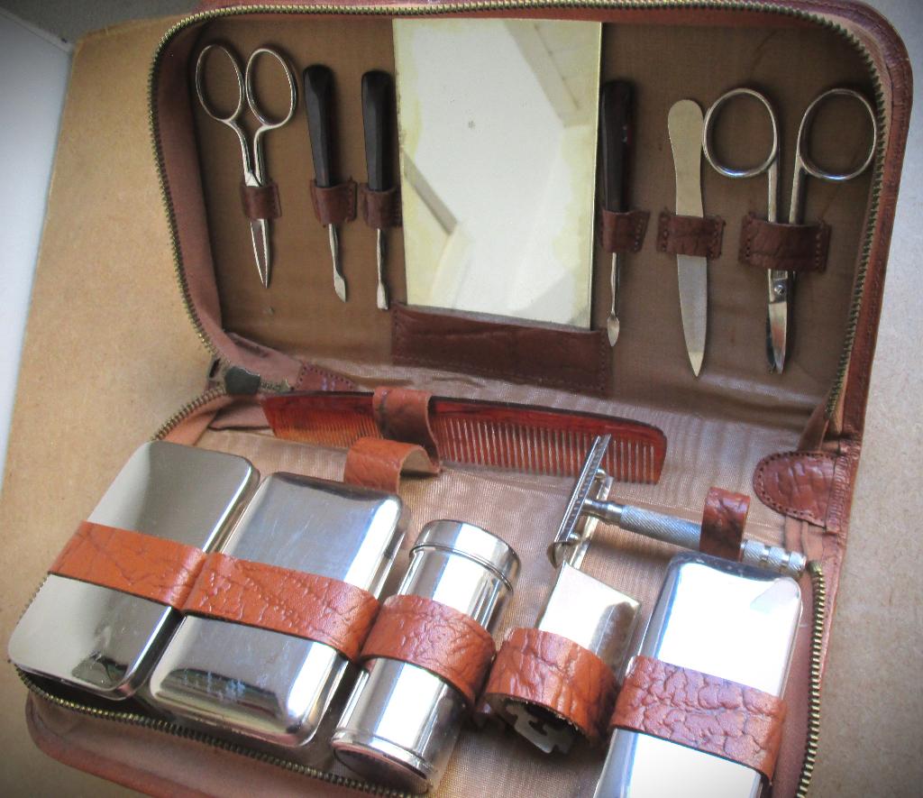 Toiletset~Verzorgingset Heren~Vintage leren Etui, Antiek en Kunst, Ophalen of Verzenden