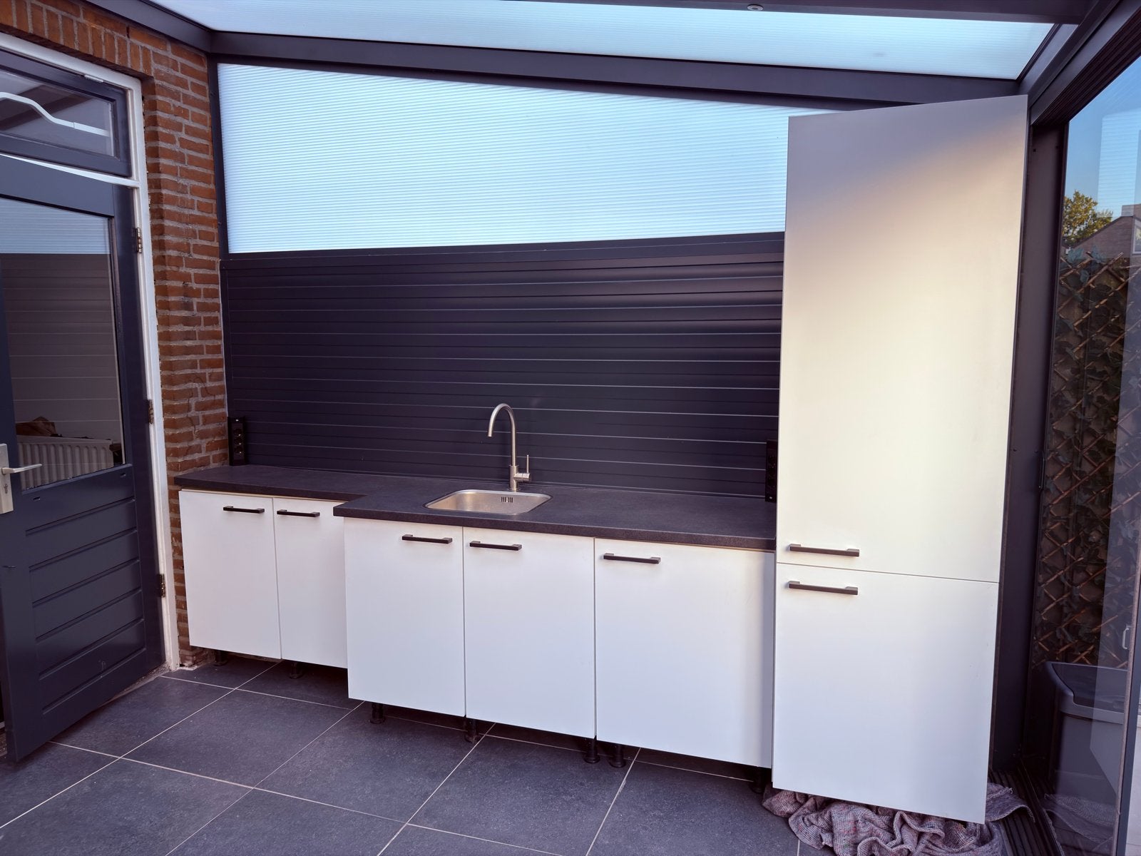 Buitenkeuken/Bijkeuken met spoelbak en opbergruimte, Huis en Inrichting, Ophalen, Wit, Enkelwandige keuken, Zo goed als nieuw