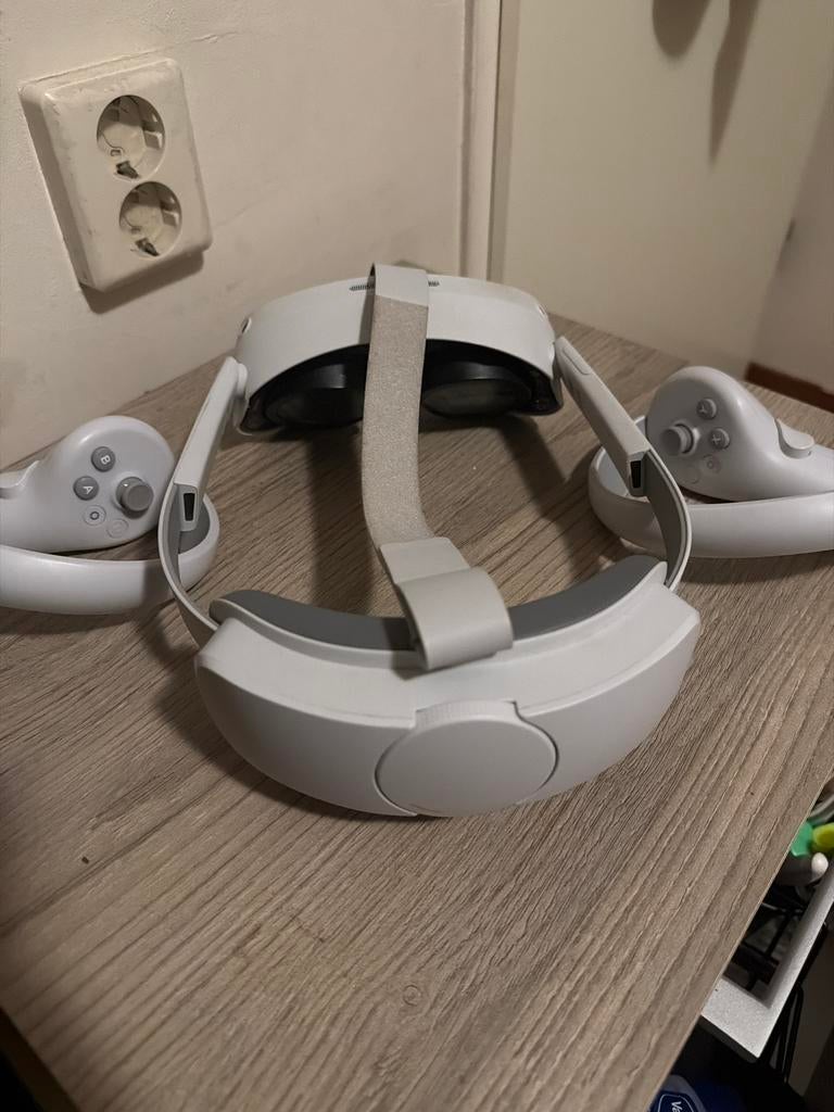 Pico 4 VR-headset met controllers, Ophalen of Verzenden, Gebruikt, VR-bril, Overige platformen