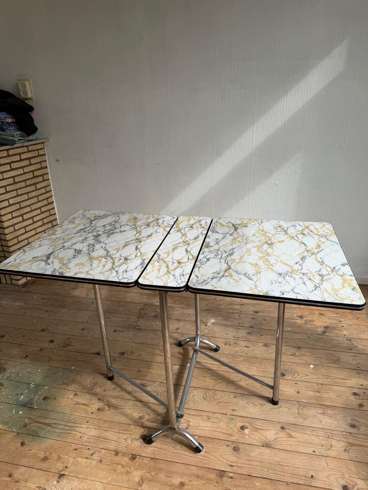 Vintage inklapbare eettafel met marmerlook blad, Ophalen, Gebruikt, 100 tot 150 cm, 50 tot 100 cm
