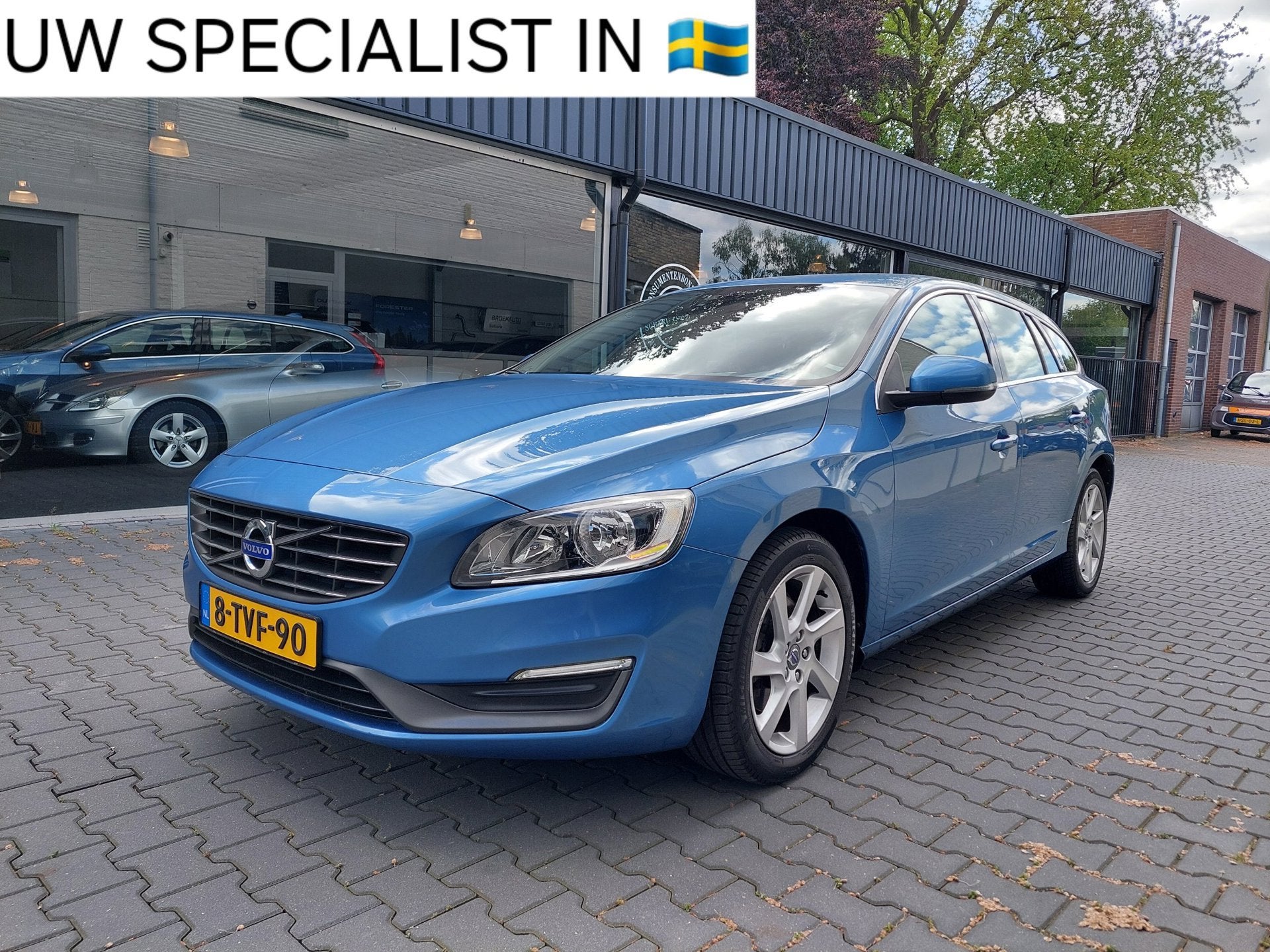 Volvo V60 1.6 T3 Momentum inclusief 12 MND Autotrust garanti, Auto's, Gebruikt, 4 cilinders, Blauw, Leder en Stof