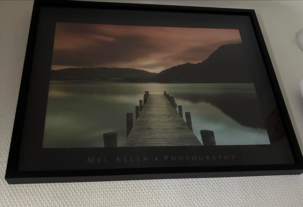 Mel Allen Fotografie - Sfeervolle Pier aan Meer 50x40 cm, Audio, Tv en Foto, Fotografie | Digitale fotolijsten, Ophalen, Zo goed als nieuw