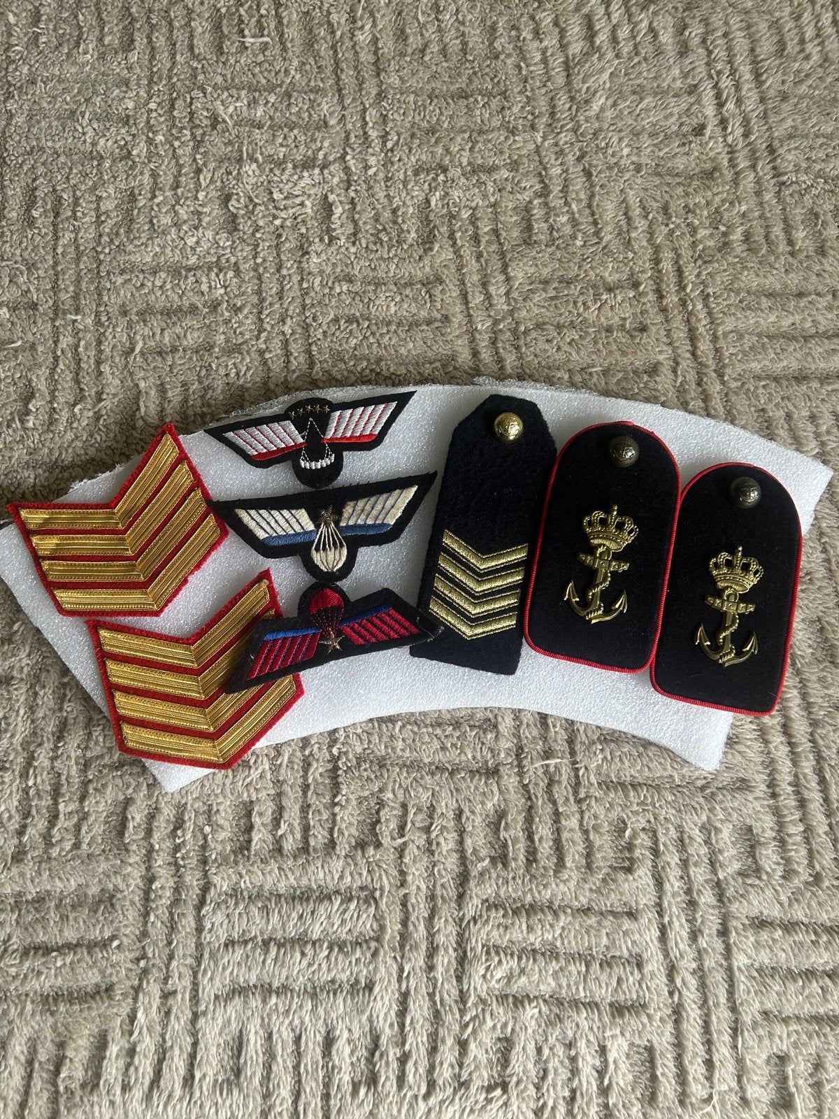 Militaria verzameling: emblemen, badges en meer, Ophalen of Verzenden, Overige soorten, Overige gebieden, Embleem of Badge